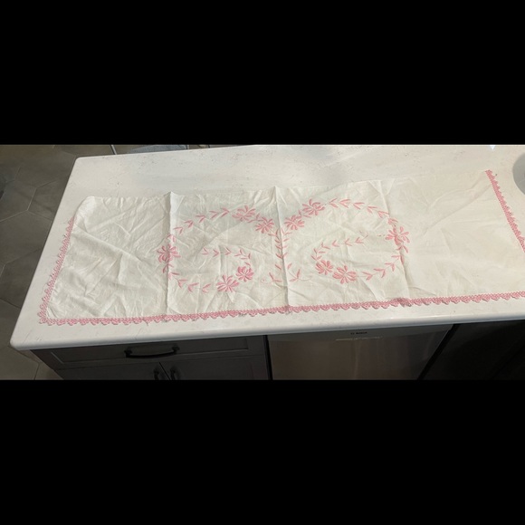 Embroidered table linen - Picture 2 of 7